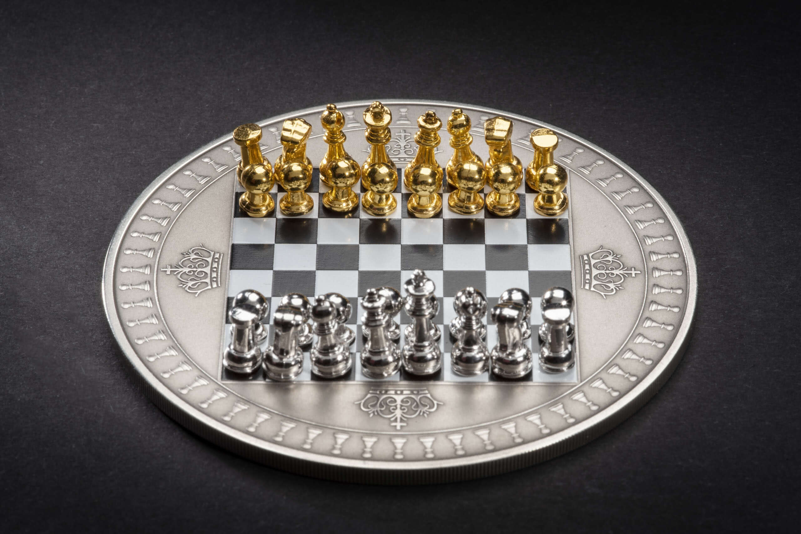 Niue 5 Dollars 2018 Silver 999. 2oz Ø63mm Antique Finish :: CHESS COIN - Image 4