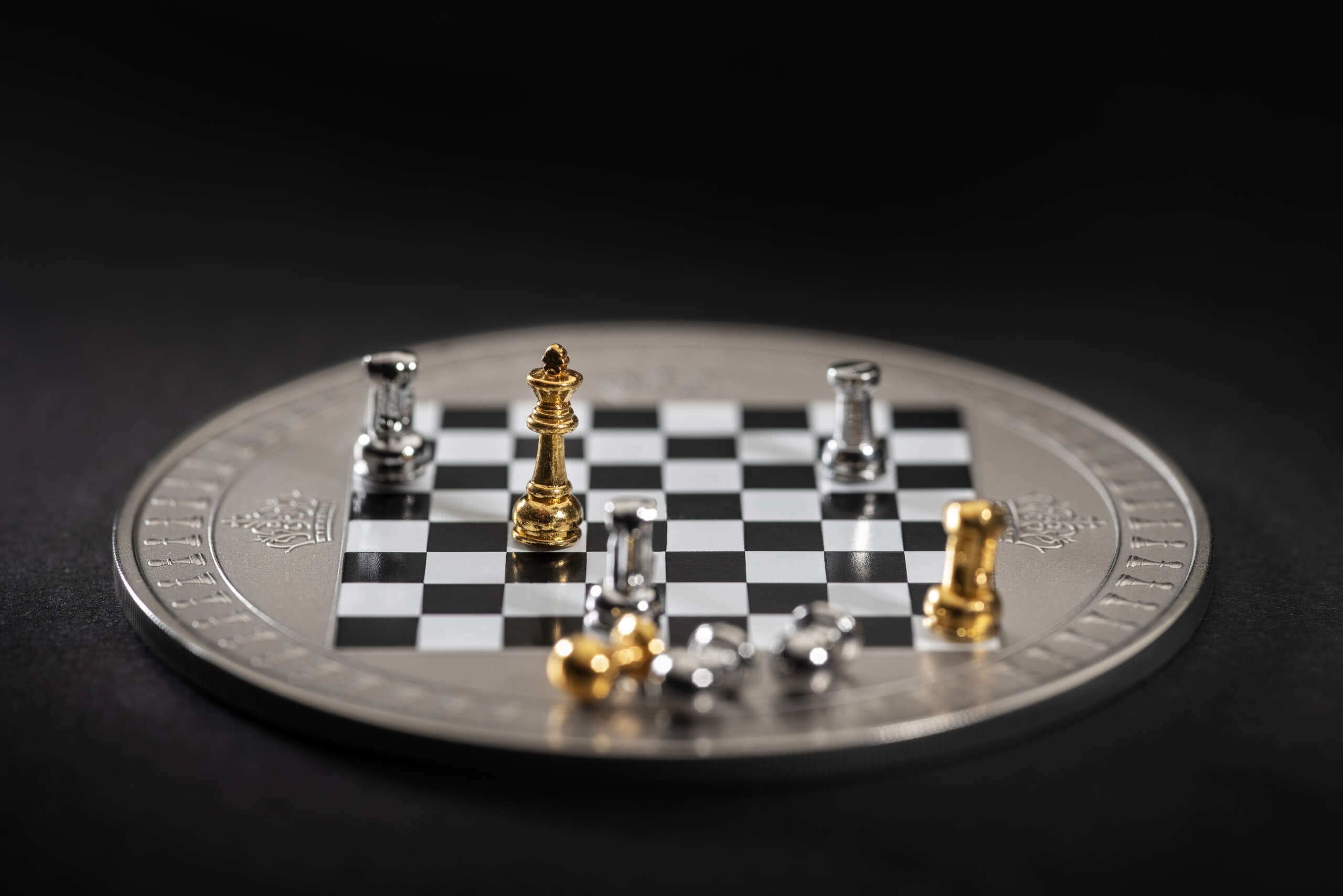 Niue 5 Dollars 2018 Silver 999. 2oz Ø63mm Antique Finish :: CHESS COIN - Image 3