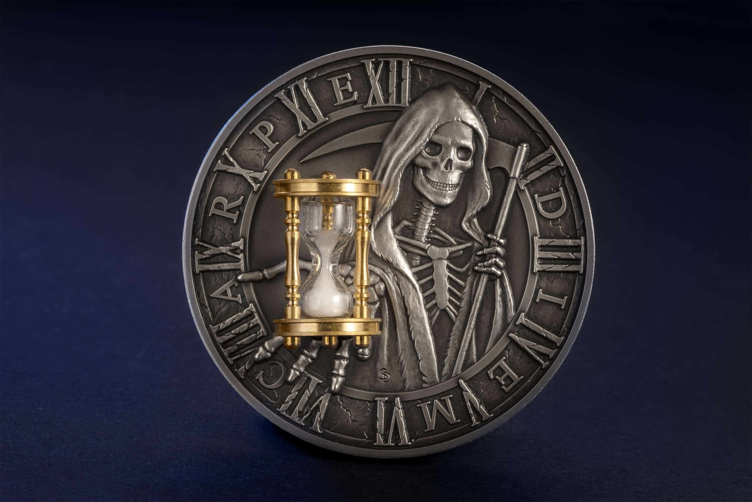 Niue 5 Dollars 2018 Silver 999. 2oz Ø50mm Antique Finish :: CARPE DIEM with sand Hourglass - Image 6