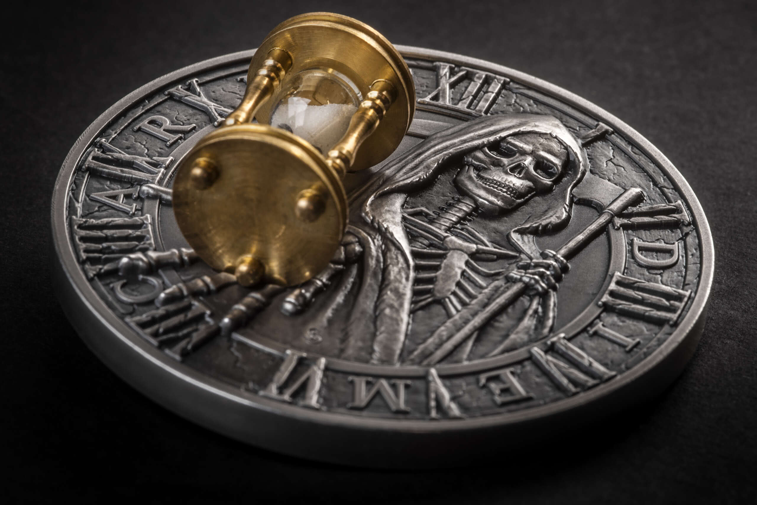 Niue 5 Dollars 2018 Silver 999. 2oz Ø50mm Antique Finish :: CARPE DIEM with sand Hourglass - Image 3