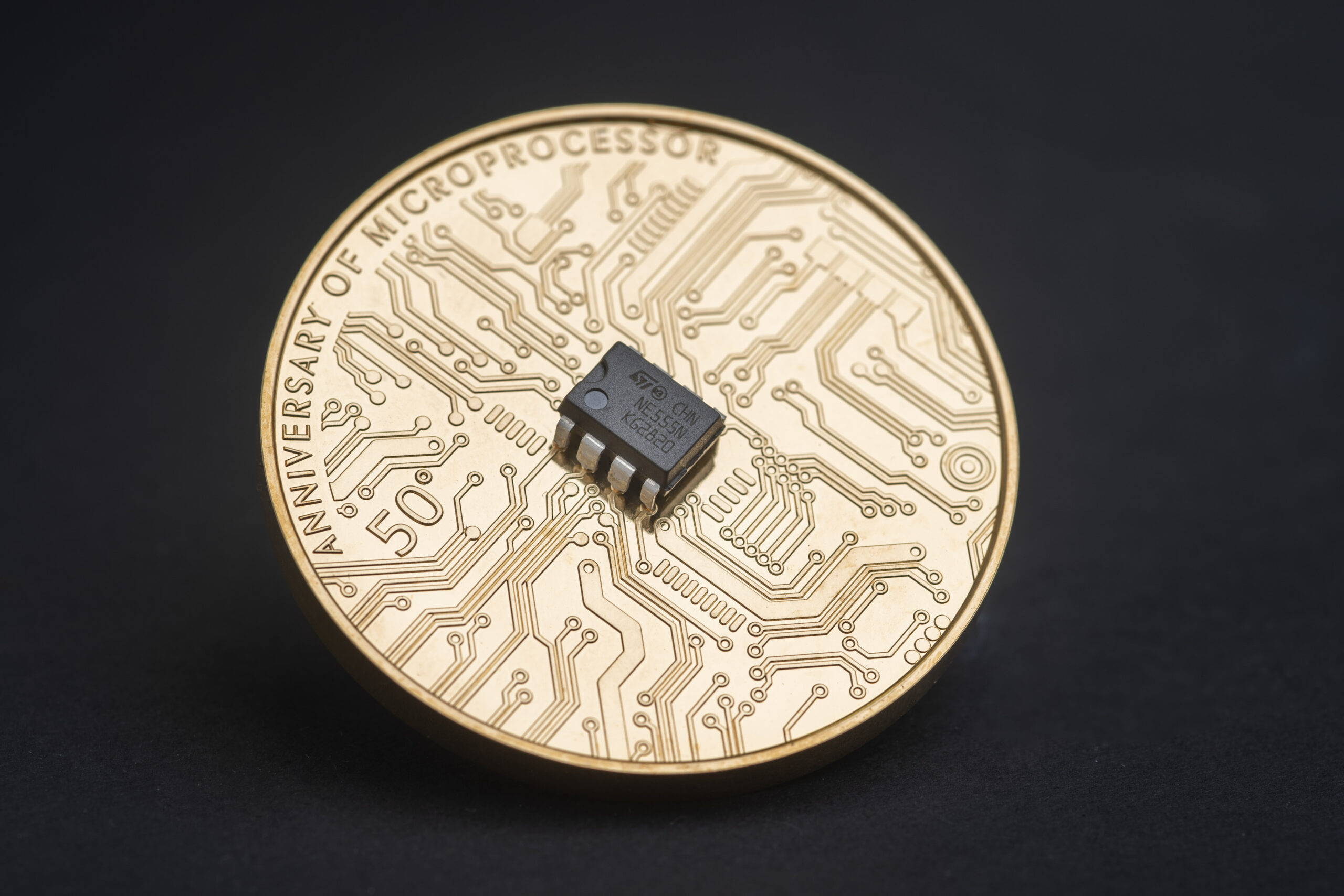 Niue 5 Dollars 2021 Silver 999. 2oz Ø50mm GOLD PLATED :: MICROCHIP coin with real microprocessor inlay - Image 4