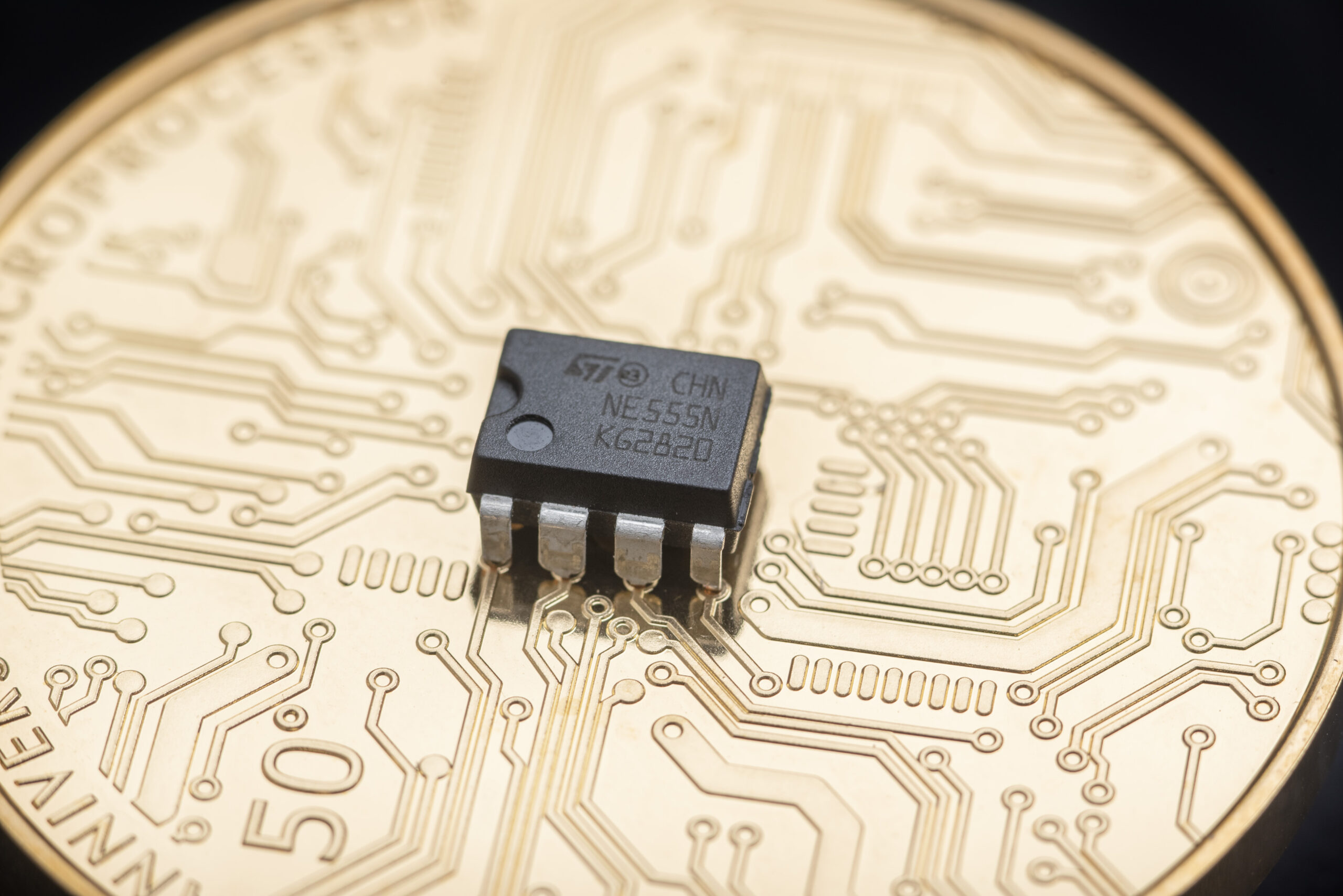 Niue 5 Dollars 2021 Silver 999. 2oz Ø50mm GOLD PLATED :: MICROCHIP coin with real microprocessor inlay - Image 3